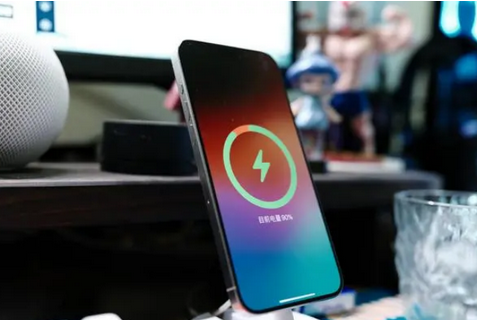 洪湖苹果15换屏服务分享用什么充电器给iPhone15充电更好 